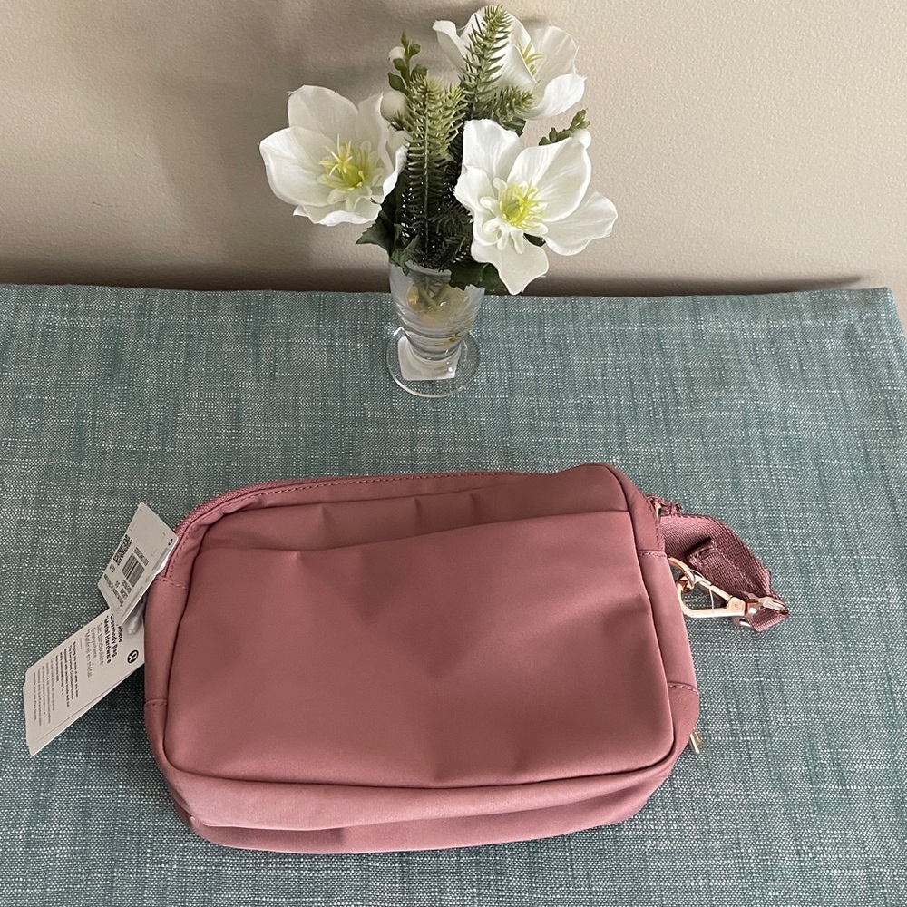 NWT-lululemon athletica mauve-pink crossbody bag with rose gold logo - Picture 4 of 11